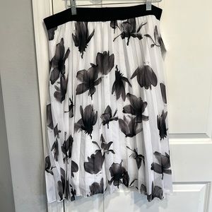 Black and white pleated modern floral flowy skirt. New with tags.